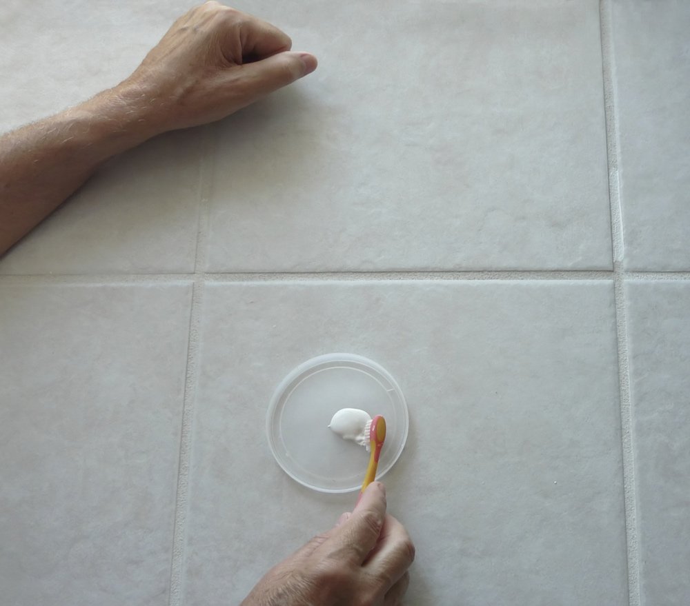 tile-sealing-using-brush